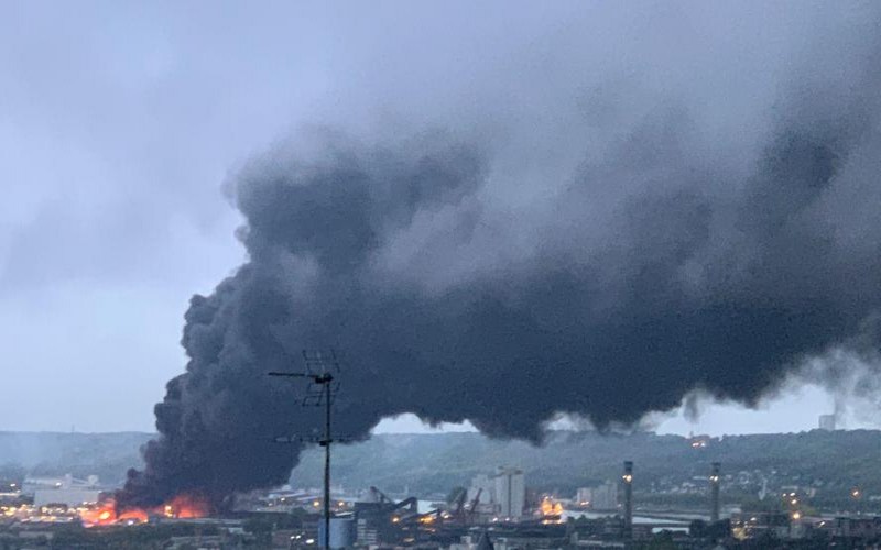 Un incendie ravage une usine chimique de Rouen : le nuage se dirige vers la Belgique