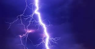 Tragédie à Sibikaranto (Kolda) : une jeune mariée tuée par la foudre, une femme et son bébé blessés