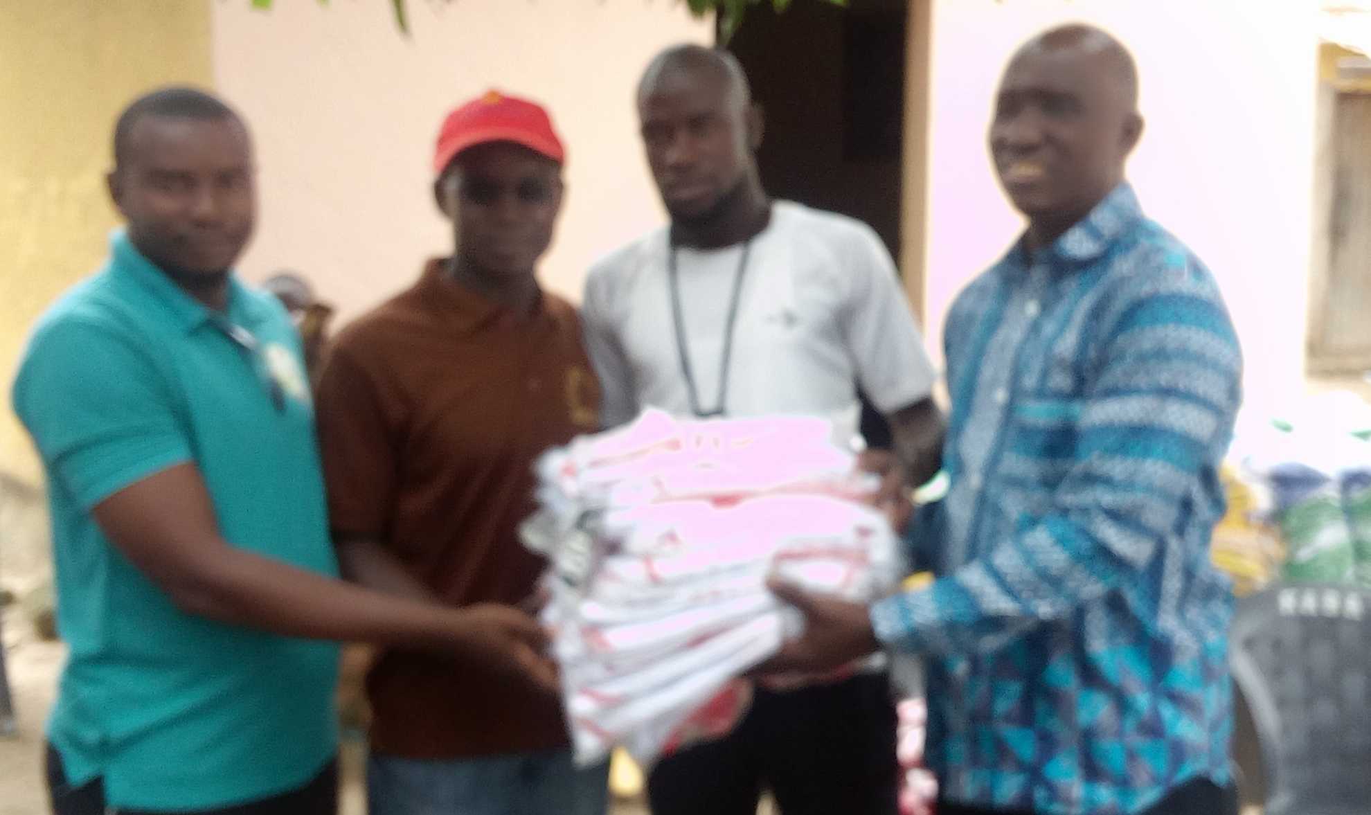 Sanoussi Diakité offre des maillots à des ASC de Kolda