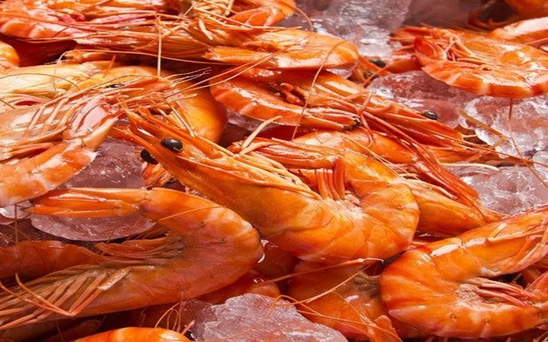 Le service d’hygiène observe la vente des paquets de crevettes aux dates de péremption falsifiées