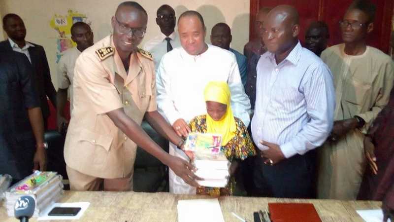 KOLDA : le Maire fait un don de fournitures scolaires d’une valeur de près de 13 millions.