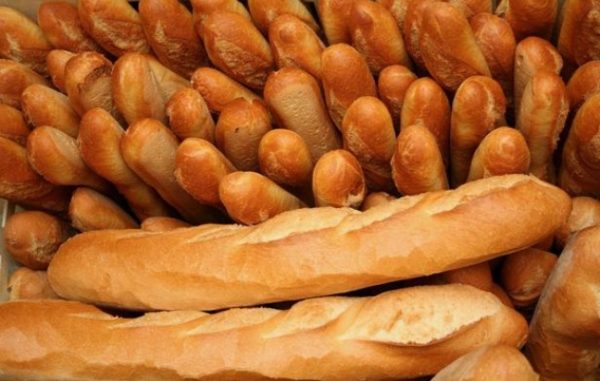 Les boulangers menacent de faire passer la baguette de pain de 150 à 200F au cas où l’Etat serait incapable de…