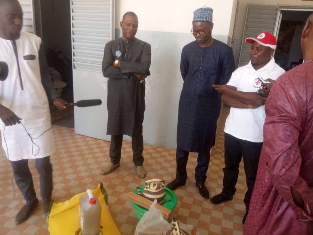 Vélingara : dons de vivres de la croix rouge aux familles mises en quarantaine