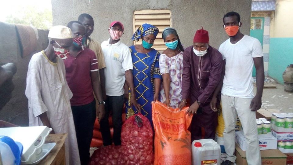 KOLDA : le Ministre Moussa Baldé appuie en denrées alimentaires les habitants du quartier Bouna.