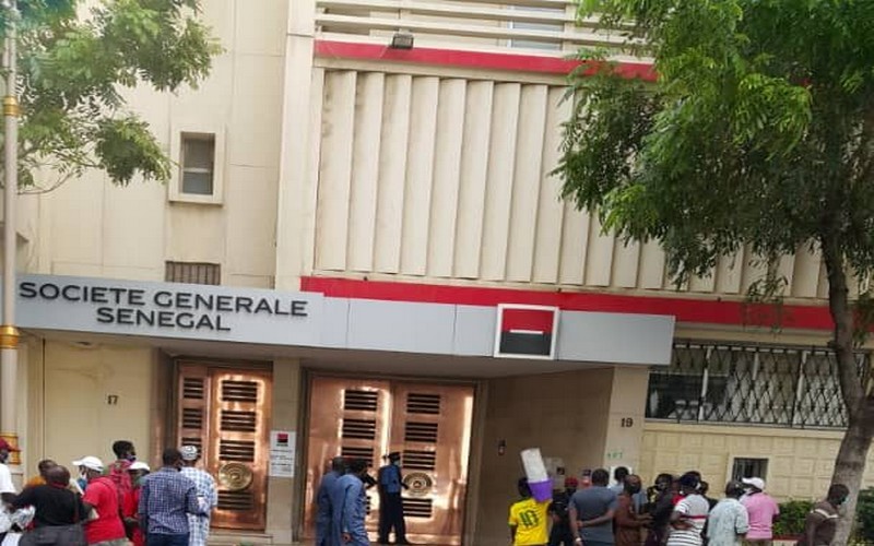 Centre-ville : une voiture dérape, pénètre dans l’agence SGBS et fait deux blessés légers