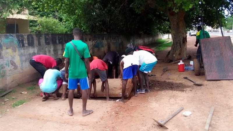 Actions citoyennes à Kolda : des jeunes de Bouna en opération de curage des caniveaux