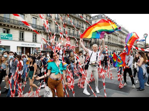 Des milliers de manifestants à Paris pour une Gay Pride impromptue et « politique »