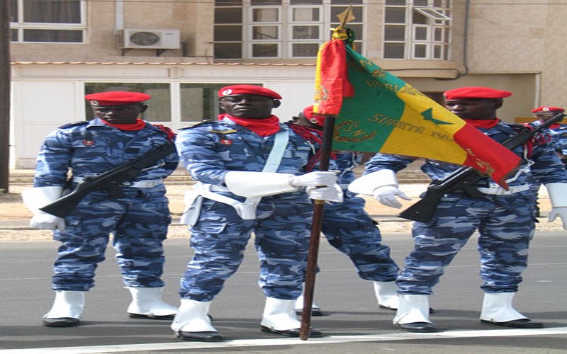 Cérémonie de remise du drapeau au 4e détachement en partance pour la Gambie, vendredi