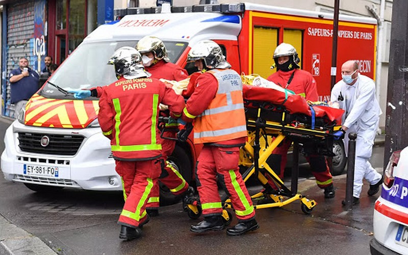 Une attaque à l’arme blanche perpétrée près des anciens locaux de Charlie Hebdo à Paris