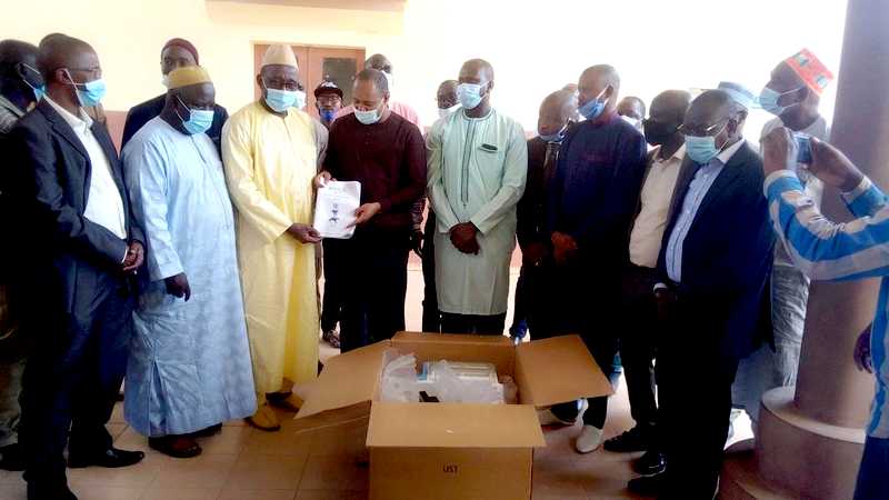 KOLDA : Madame Le Maire donne un respirateur de réanimation à l’hôpital régional