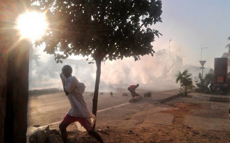 Les militants de PASTEF gazés au Palais de Justice, Sonko bloqué dans la circulation
