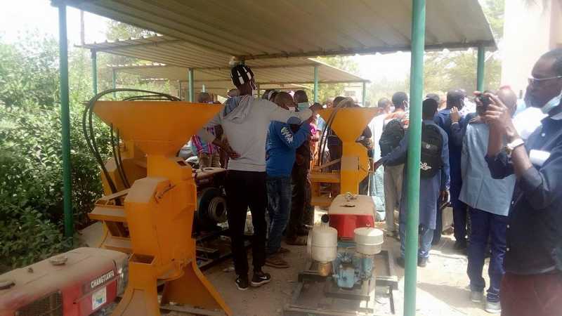 Kolda : le Ministre Moussa Baldé distribue 11 moulins aux femmes du département