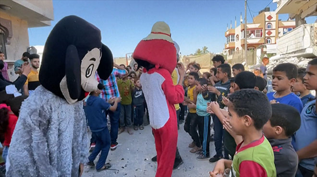 Clowns et personnages déguisés viennent rendre le sourire aux enfants de Gaza
