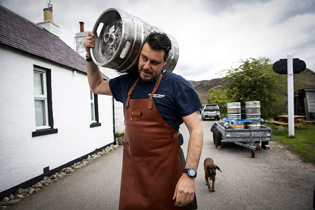 Des villageois veulent racheter le pub le plus isolé d’Ecosse… mis en vente par son propriétaire belge (vidéo)
