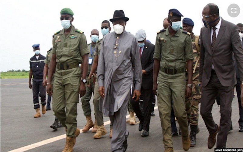 Mali : les médiateurs de la CEDEAO rencontrent le président et le Premier ministre arrêtés