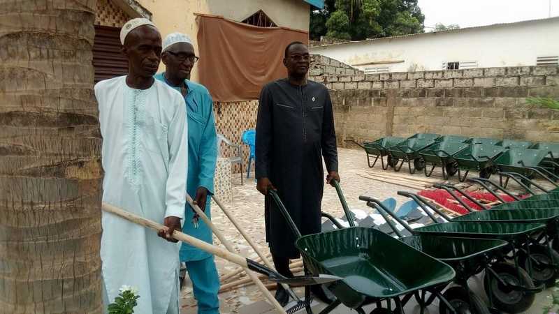 Kolda : le Député Sana Kandé remet du matériel de propreté aux habitants de Sikilo Médina Chérif