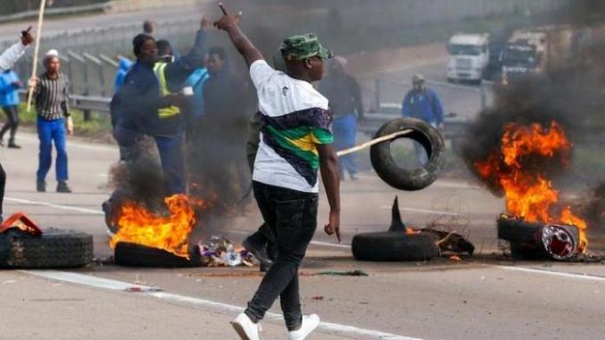 Violences en Afrique du Sud : le bilan passe à 337 morts