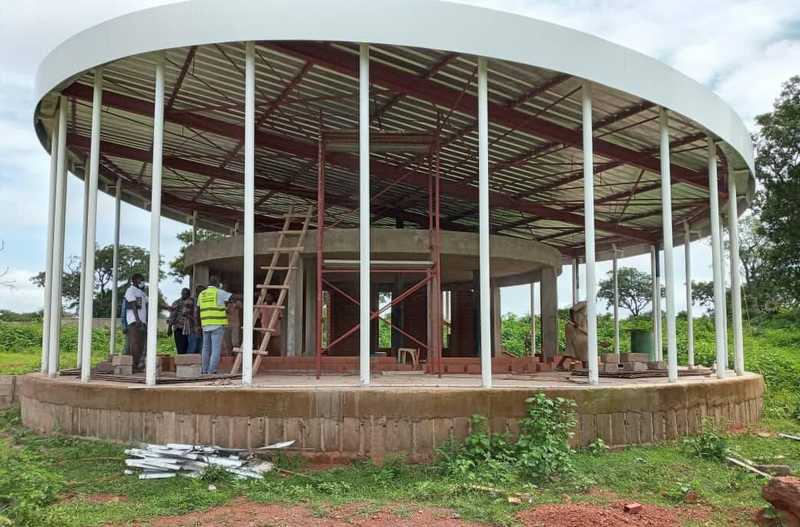 Kolda :Sanoussi Diakité en visite de chantier de la bibliothèque du Lycée de Guiro Yoro Bocar