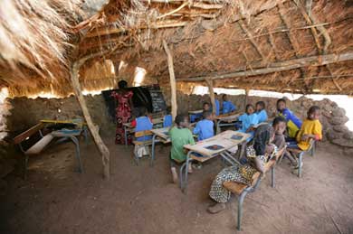  Le SELS brûle les tenues scolaires et invite l’Etat à s’occuper des priorités