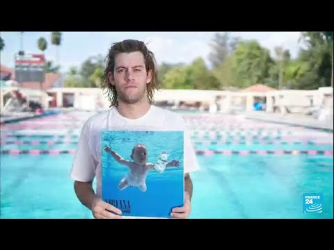 Le bébé nu de l&rsquo;album Nevermind, de Nirvana, porte plainte 30 ans après • FRANCE 24