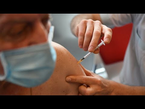 Covid-19 : en France, la campagne de rappel vaccinal lancée dès septembre pour les plus de 65 ans