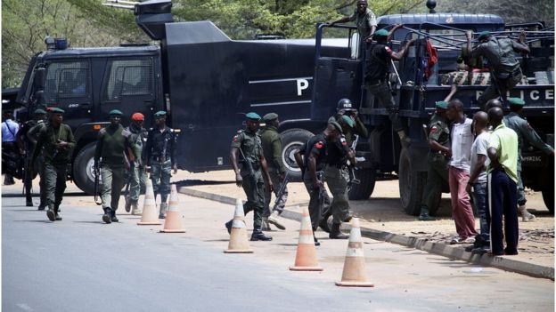 En route pour le tribunal, le cortège de Barthélemy DIAS, de SONKO et de Malick GACKOU attaqué
