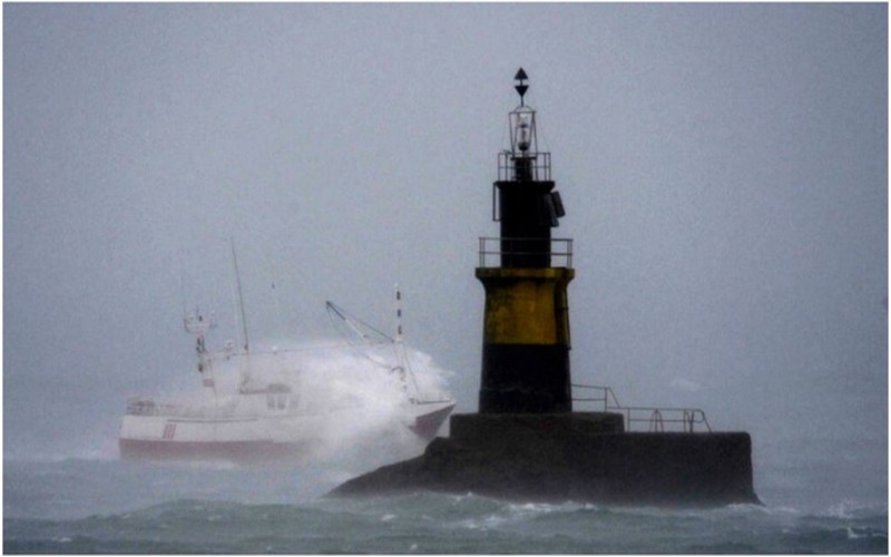 Naufrage d&rsquo;un chalutier espagnol au large du Canada : le pays en deuil, les recherches continuent