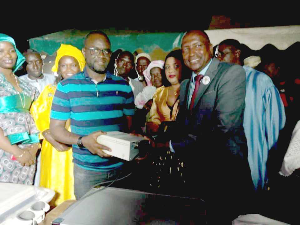 Saré Yoba : le Maire Boubacar Diallo octroie un appareil d’échographie au poste de santé
