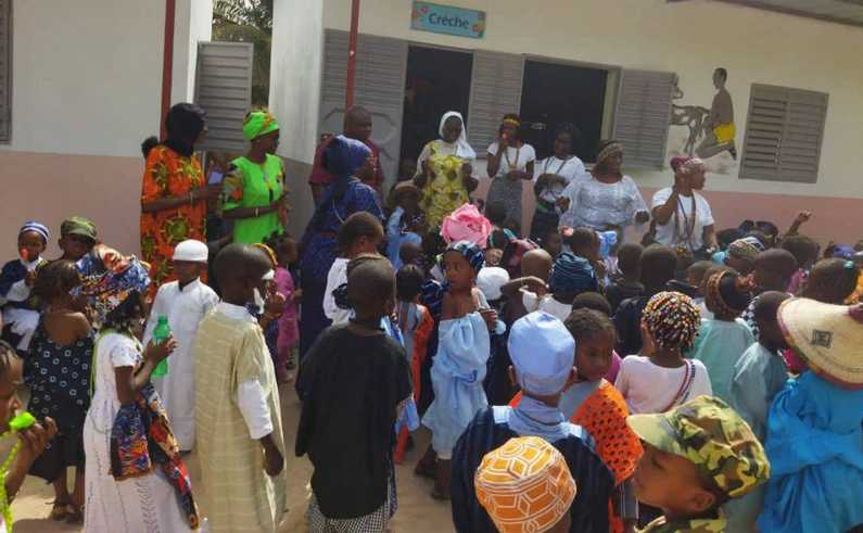 Mardi gras à Kolda : le Forum civil offre des cadeaux aux tout-petits de l’école Saint-Cœur Marie