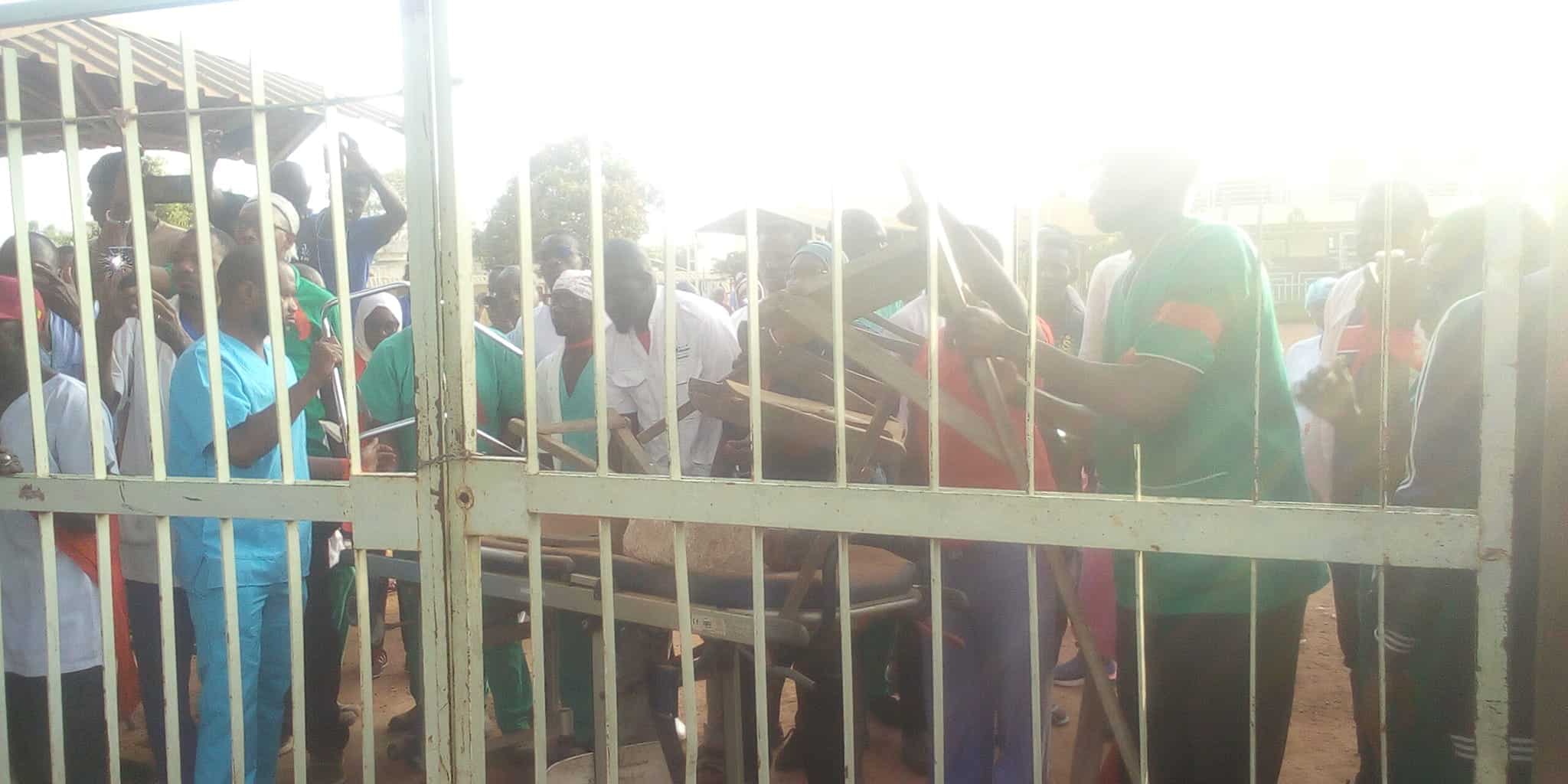 Hôpital régional de Kolda : le portail barricadé par des travailleurs pour empêcher le directeur d’y accéder