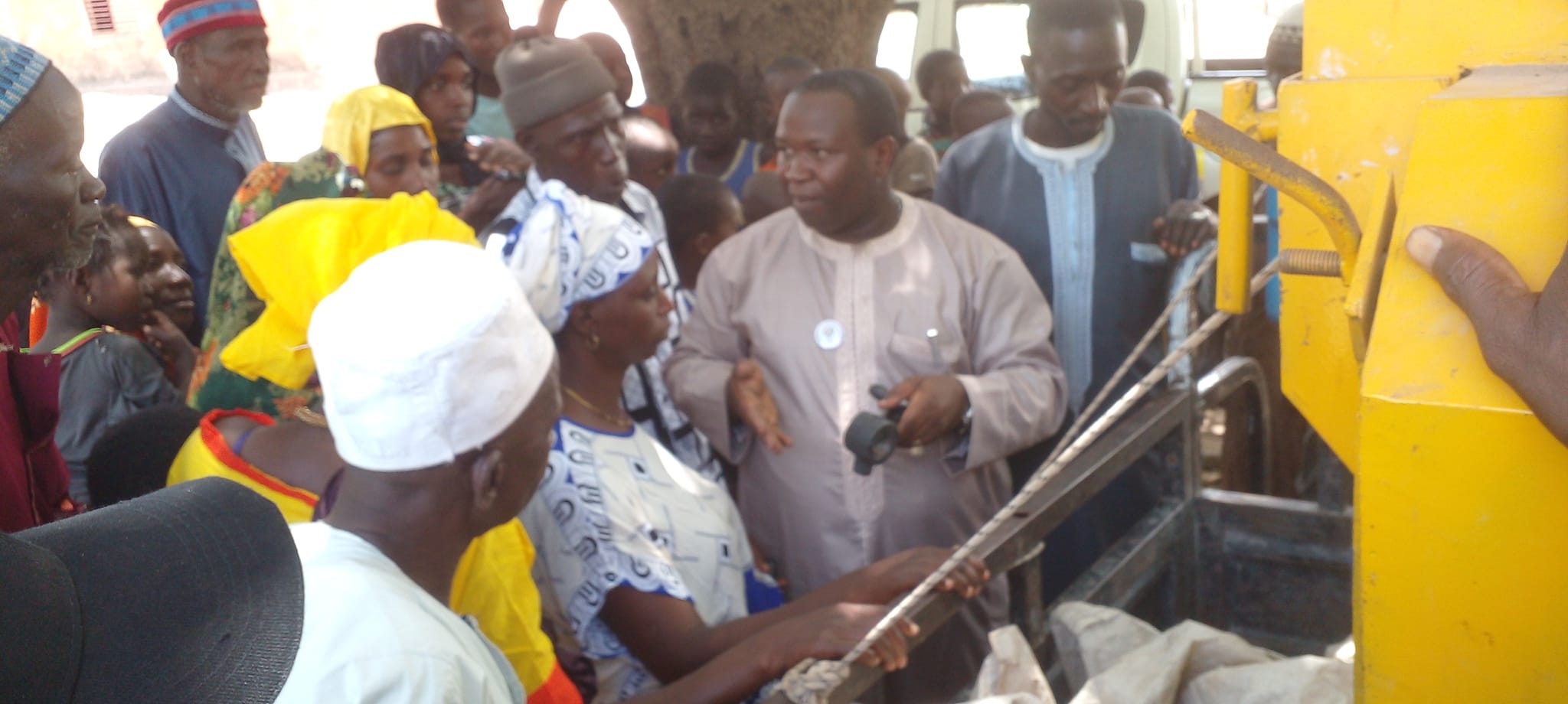 Commune de Tankanto Escale : le maire remet aux femmes des moulins offerts par le PUMA