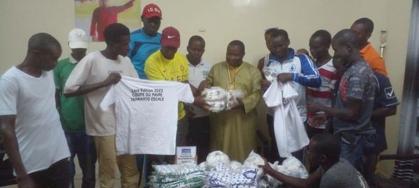 Commune de Tankanto Escale : le maire remet des équipements sportifs à la jeunesse