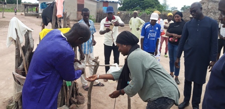 Paroumba (dept Vélingara)   : Le directeur de l’Assainissement visite les latrines réalisées  par Casades