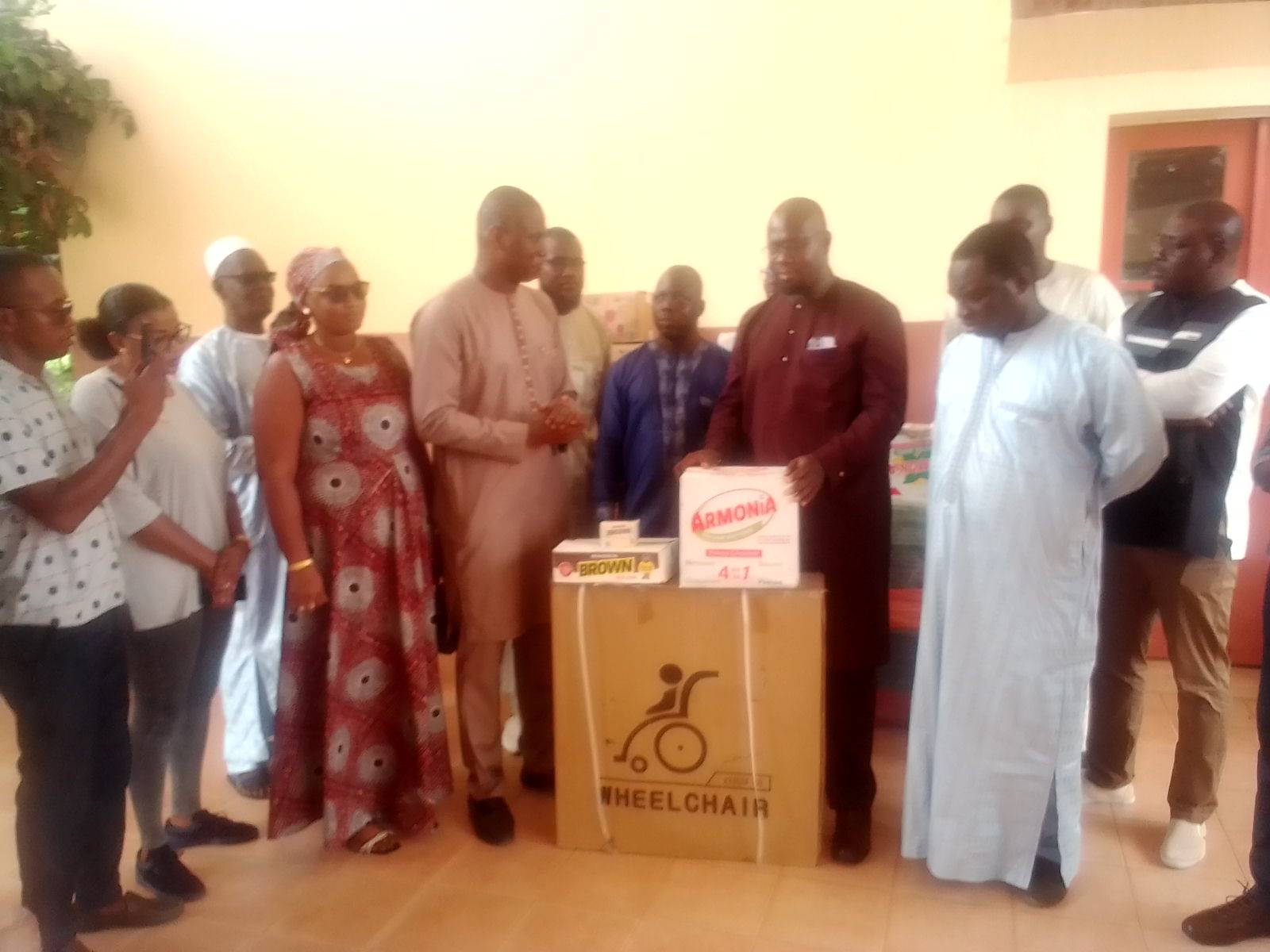 Kolda : le Ministre Moussa Baldé fait un don de 22 fauteuils roulants à l’hôpital régional et à la ligue d’handisport.