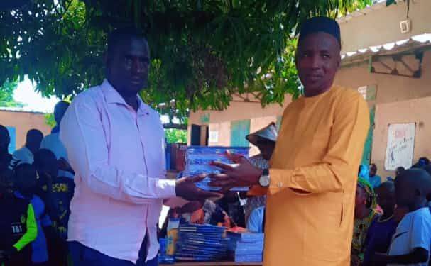 Distribution de kits scolaires à Saré Yoba : le Maire dote l’ensemble des écoles de la commune
