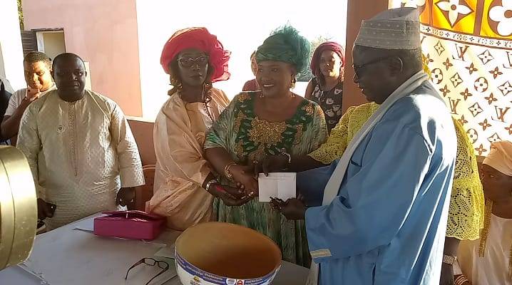 Coalition Diao 2024 : les femmes de Kolda remettent 2 500 000 F et un lot de 15 000 parrains au délégué régional